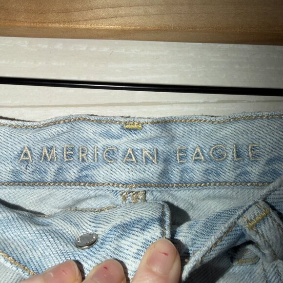 American Eagle High Rise Mom Shorts Size 4 Light Wash Distressed Denim - Picture 3 of 7